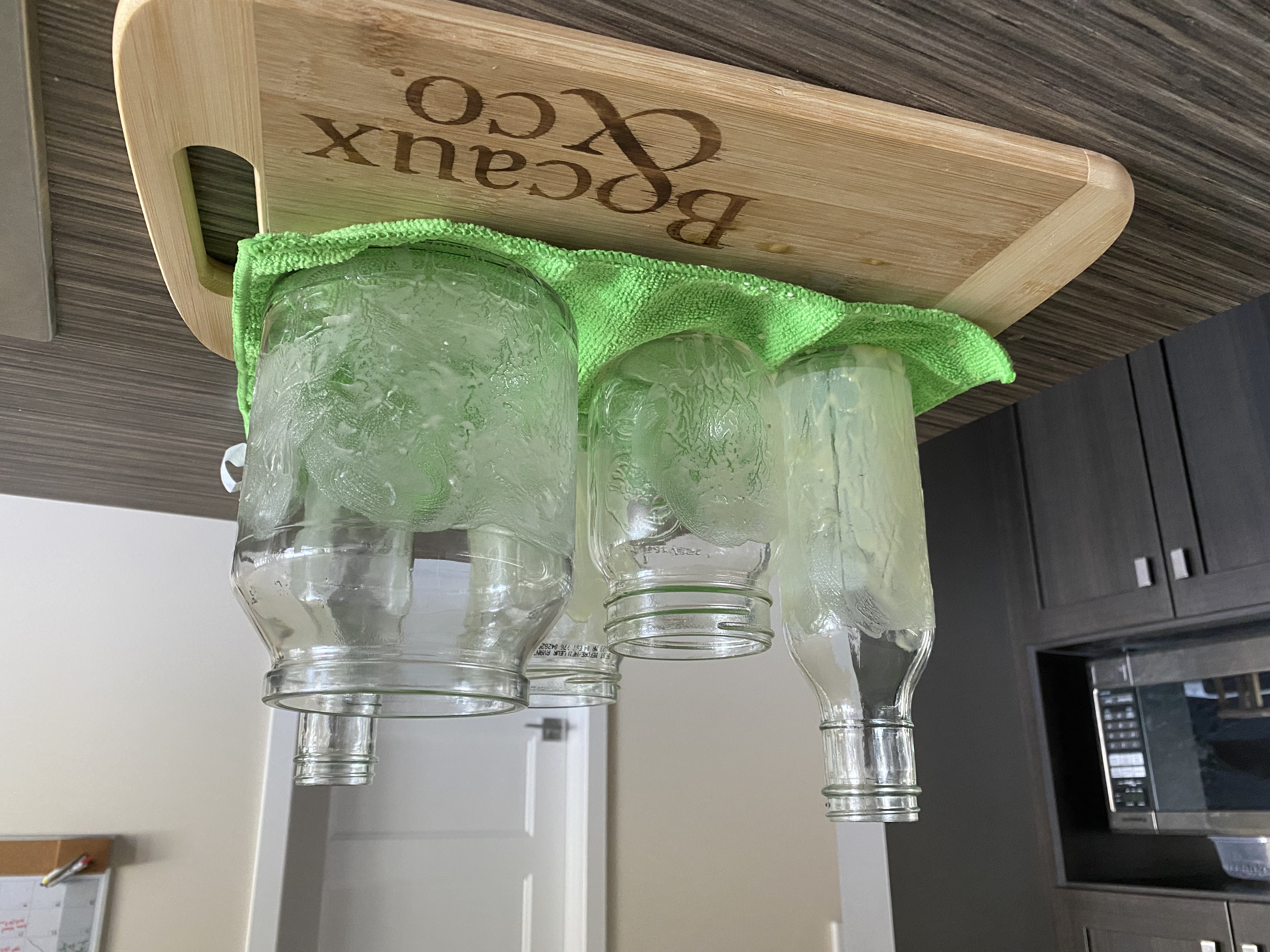 pots en vitre qui reposent après que les étiquettes aient été retirées