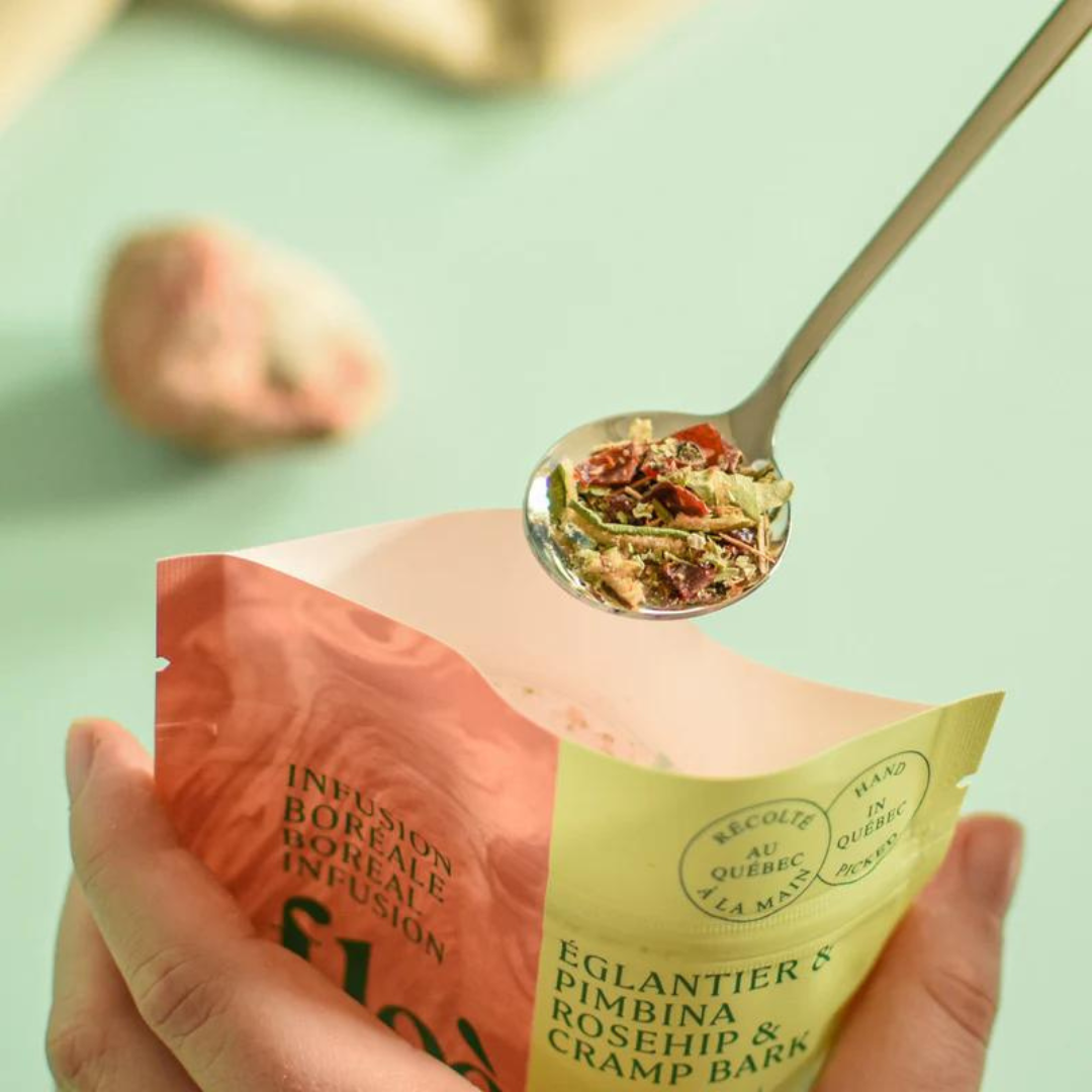 portion d'infusion boréale en feuille de la marque québécoise floèm, vendue chez Bocaux & co. en vrac