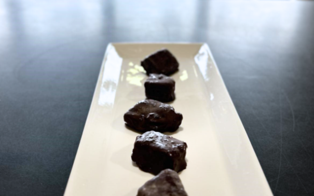 Décadentes bouchées aux dattes et chocolat noir