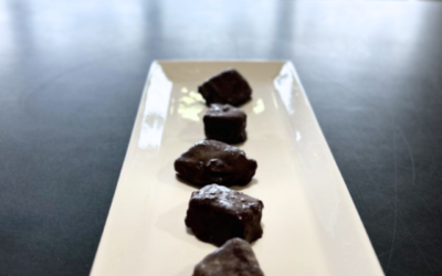 Décadentes bouchées aux dattes et chocolat noir