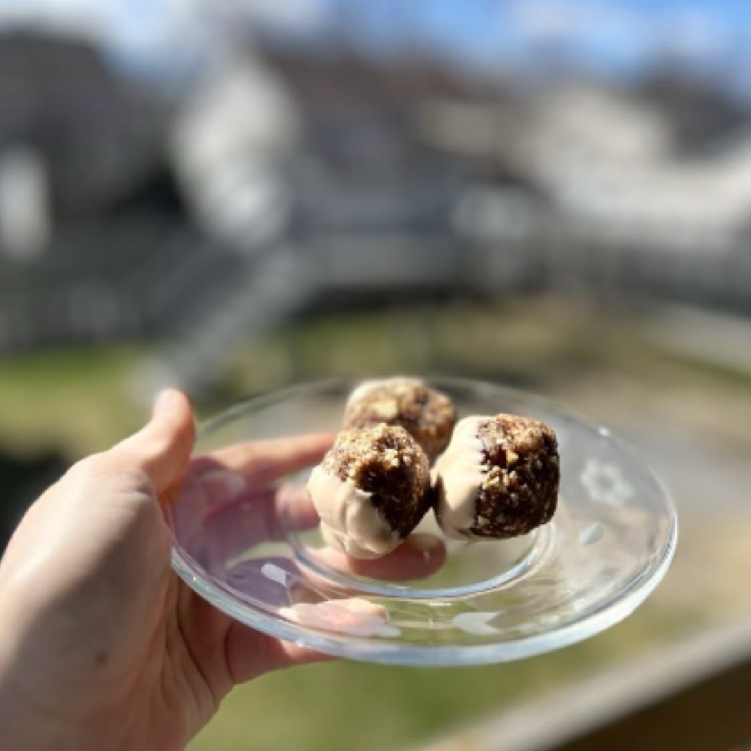 Parfaite collation pour sportif : les boules d'énergie inspiration gâteau aux carottes maison